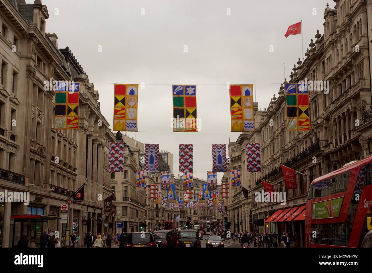 La Royal Academy of Arts ha commissionato a Joe Tilson per progettare il flag l'installazione visualizzazione su Regent Street, Londra per il suo 250° anniversario Foto Stock