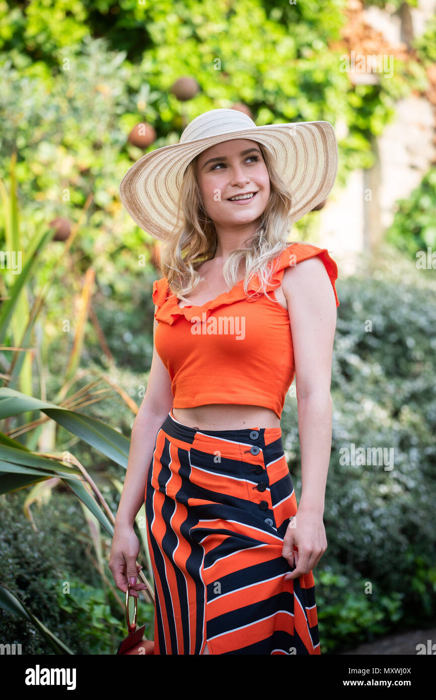 La moda e lo stile di vita di blogger Andreea Rasclescu che posano per una foto al Trinity College di Oxford University Oxford, UK Foto Stock