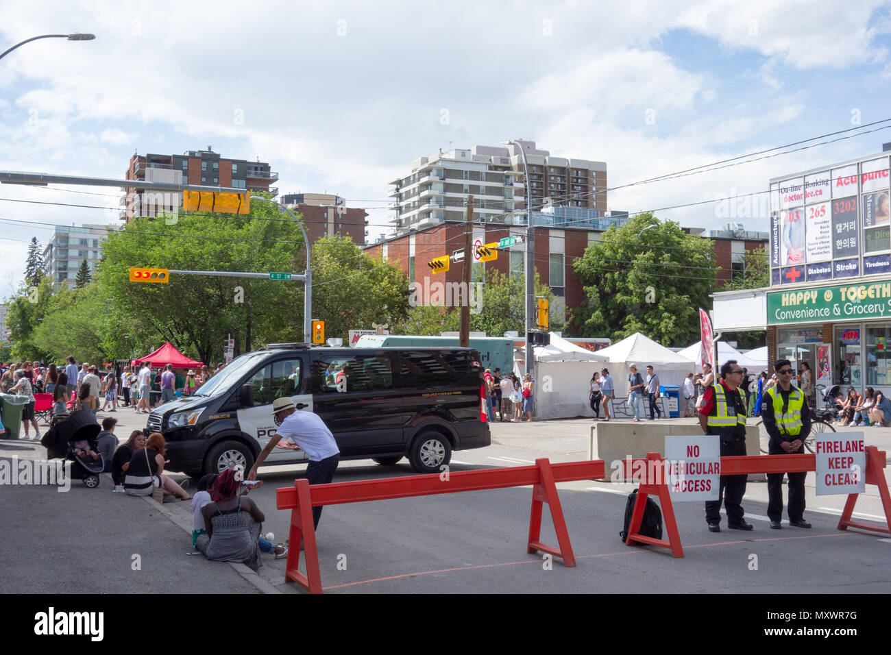 Chiusura della strada per la 4th Street Festival di Lilla, Calgary, Alberta, Canada. Foto Stock