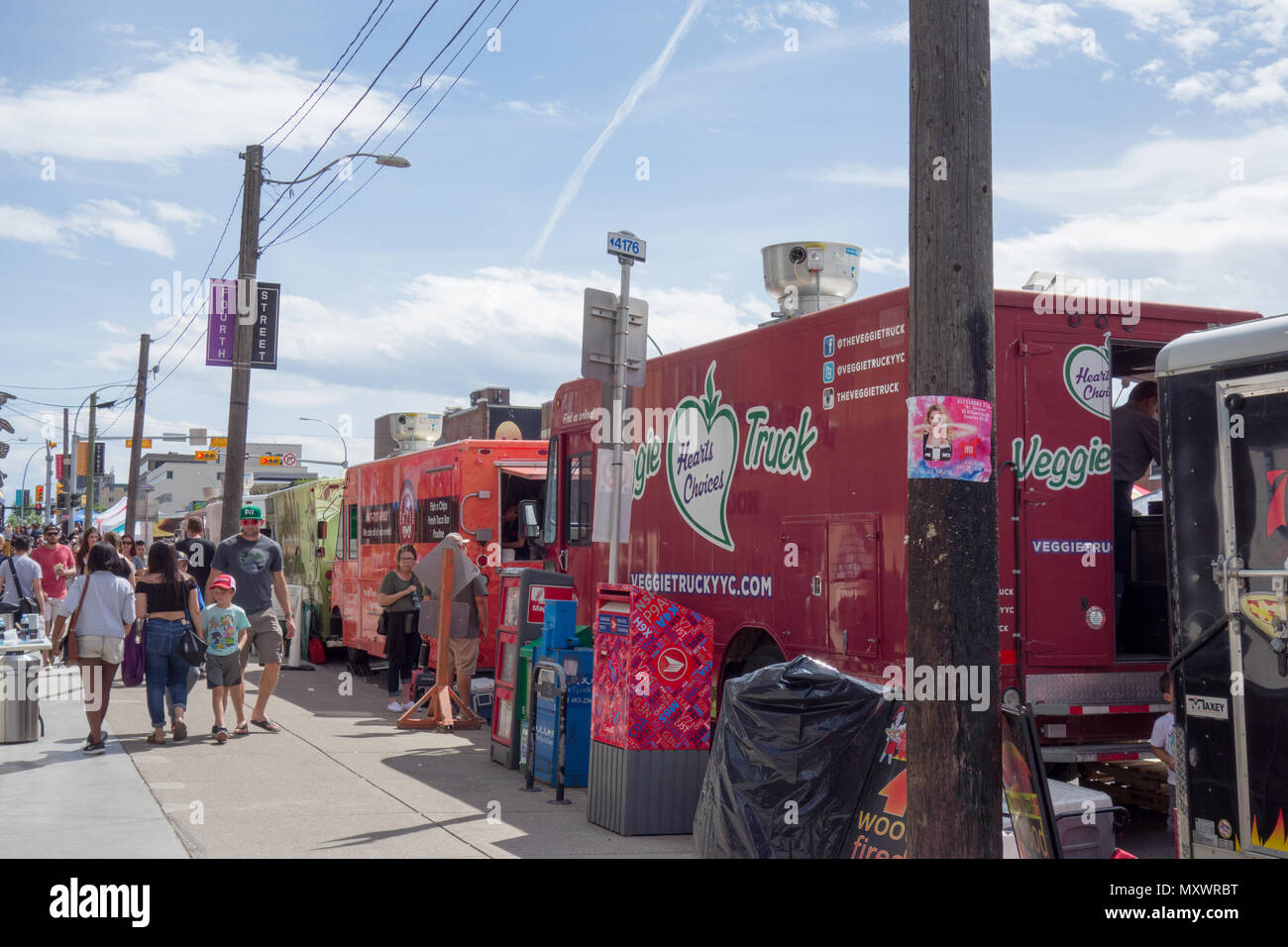 Carrelli di cibo la linea 4a strada per la 4th Street Festival di Lilla, Calgary, Alberta, Canada. Foto Stock