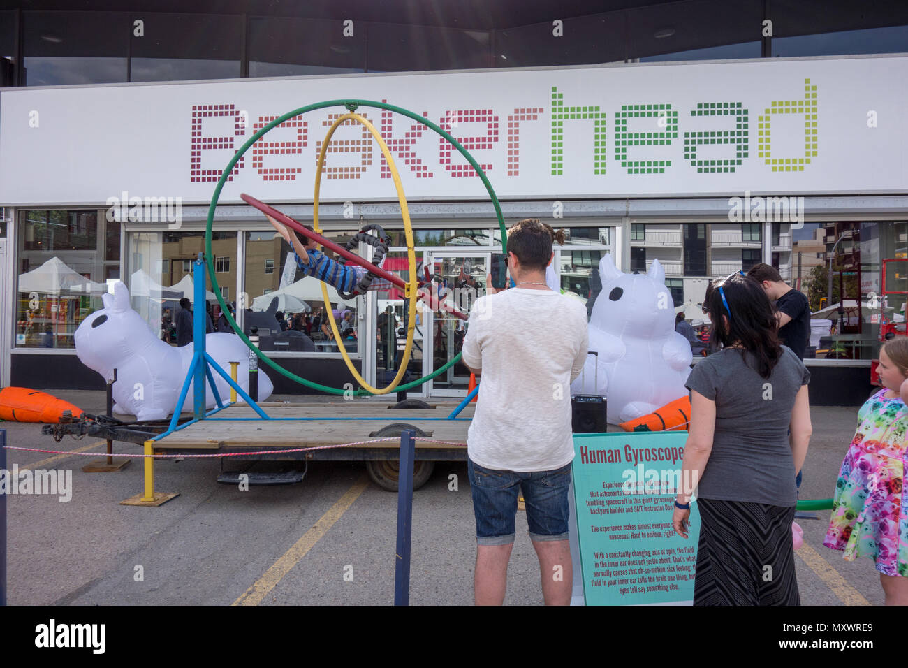 Giroscopio umano, Beakerhead ufficio presso il 4° Street Festival di Lilla, Calgary, Alberta, Canada. Foto Stock