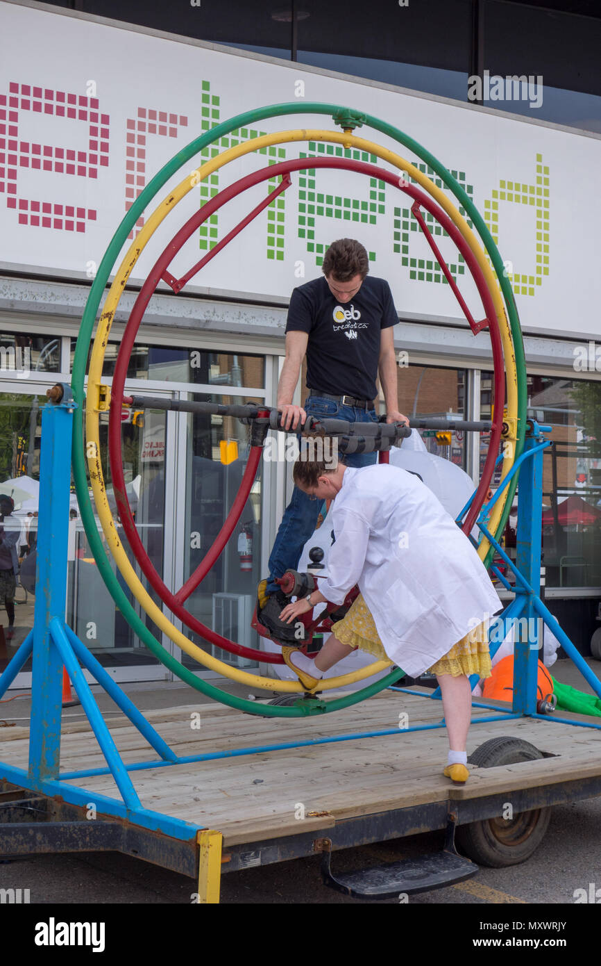 Giroscopio umano, Beakerhead ufficio presso il 4° Street Festival di Lilla, Calgary, Alberta, Canada. Foto Stock