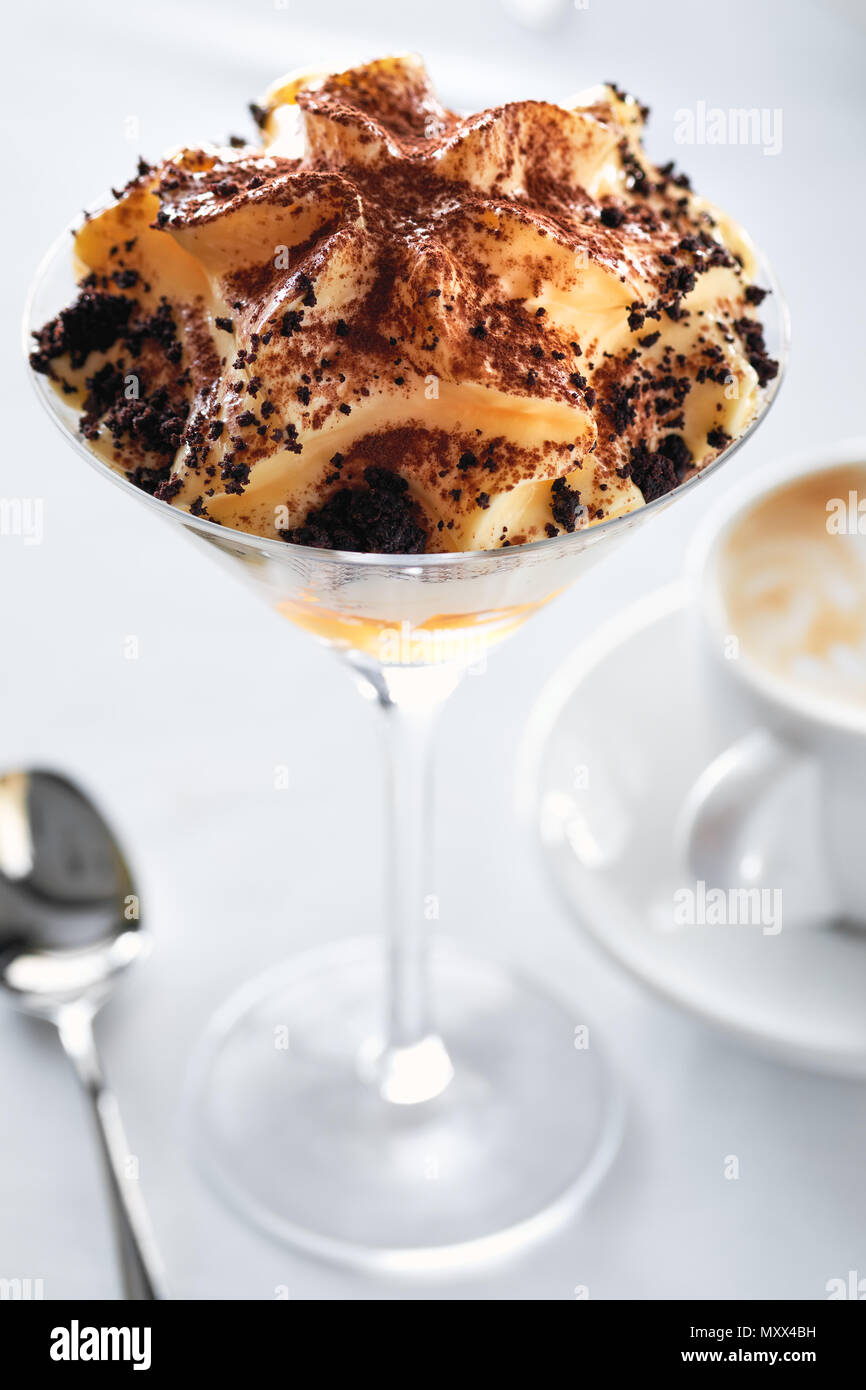 Il tiramisù dessert, famoso coffee-aromatizzati dessert italiano. Foto Stock