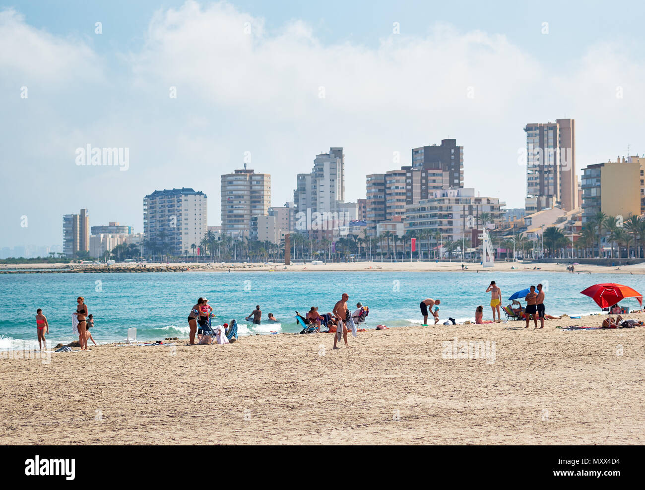 El Campello, Spagna - 22 Maggio 2018: spiaggia sabbiosa e la città di El Campello. El Campello è una località costiera cittadina sulla Costa Blanca. Alicante, Spagna Foto Stock