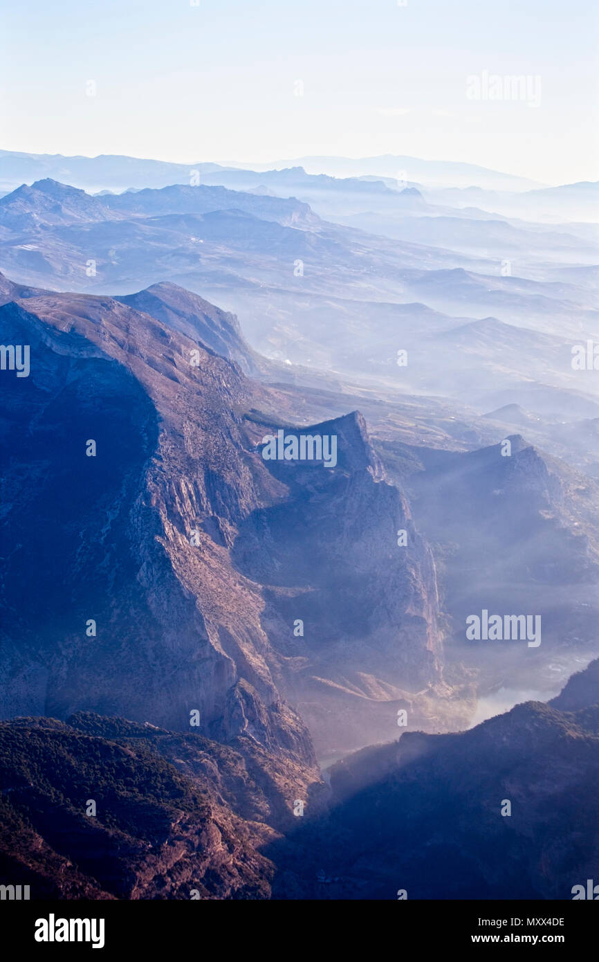 Misty dawn, un in-flight colpo di Montes de Malaga, Andalusia. Foto Stock