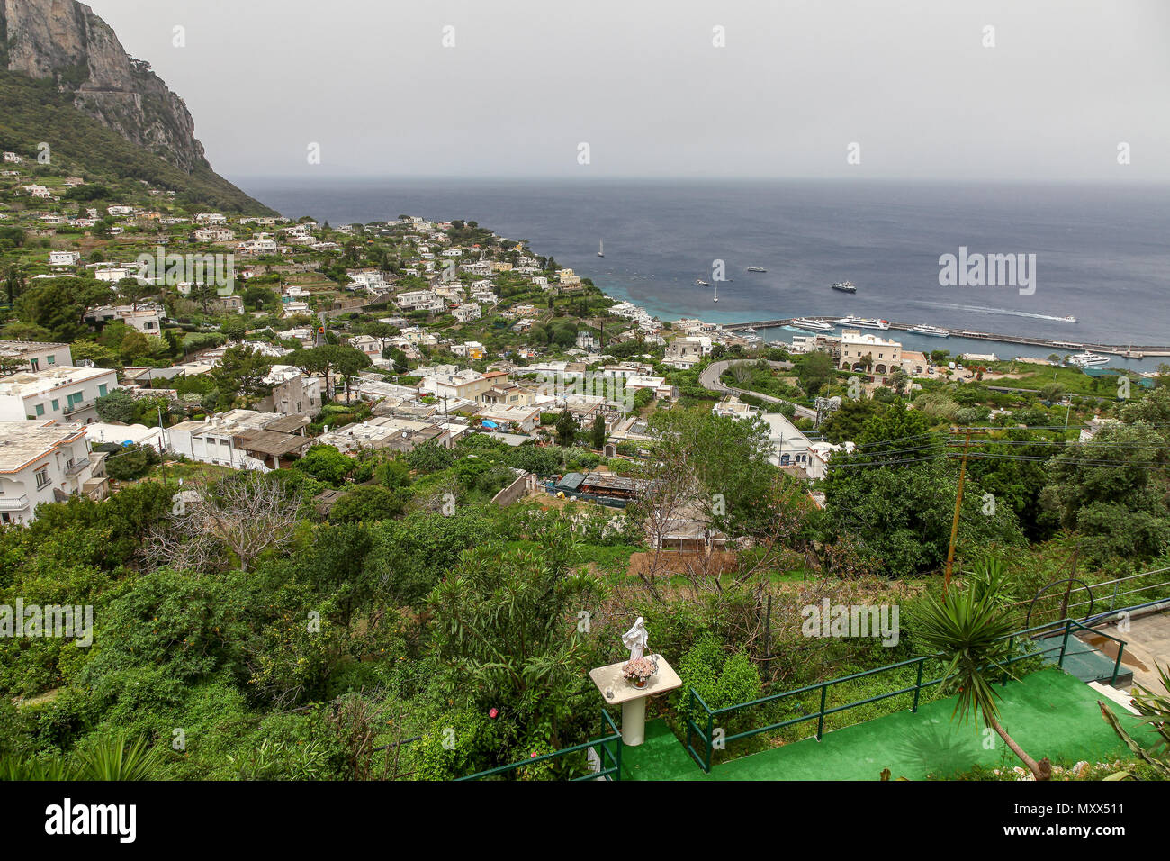 La vista dalla stazione della funicolare che si affaccia sulla baia dell'isola di Capri, Campania, Italia Foto Stock