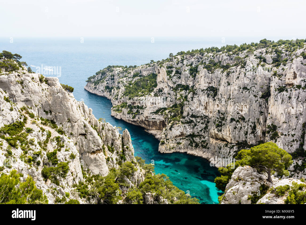 Vista generale del di calanque En-Vau, una lunga e stretta insenatura naturale con acque cristalline della costa mediterranea francese, parte dell'Calanq Foto Stock