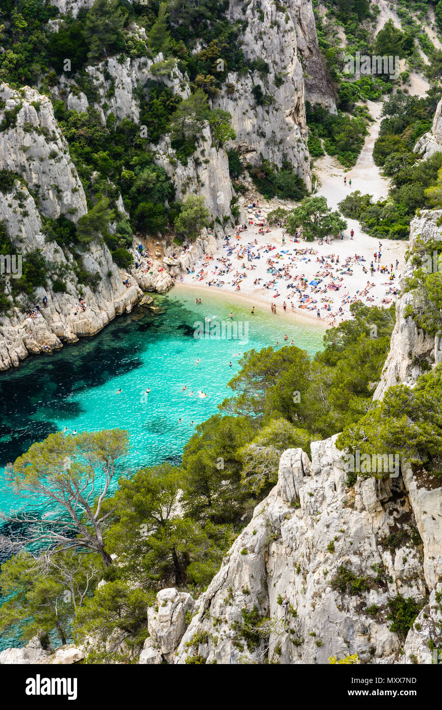 Vista da sopra del di calanque En-Vau, un hard-to-raggiungere stretta insenatura naturale con spiaggia di sabbia bianca vicino a Marsiglia e Cassis, con persone sunb Foto Stock