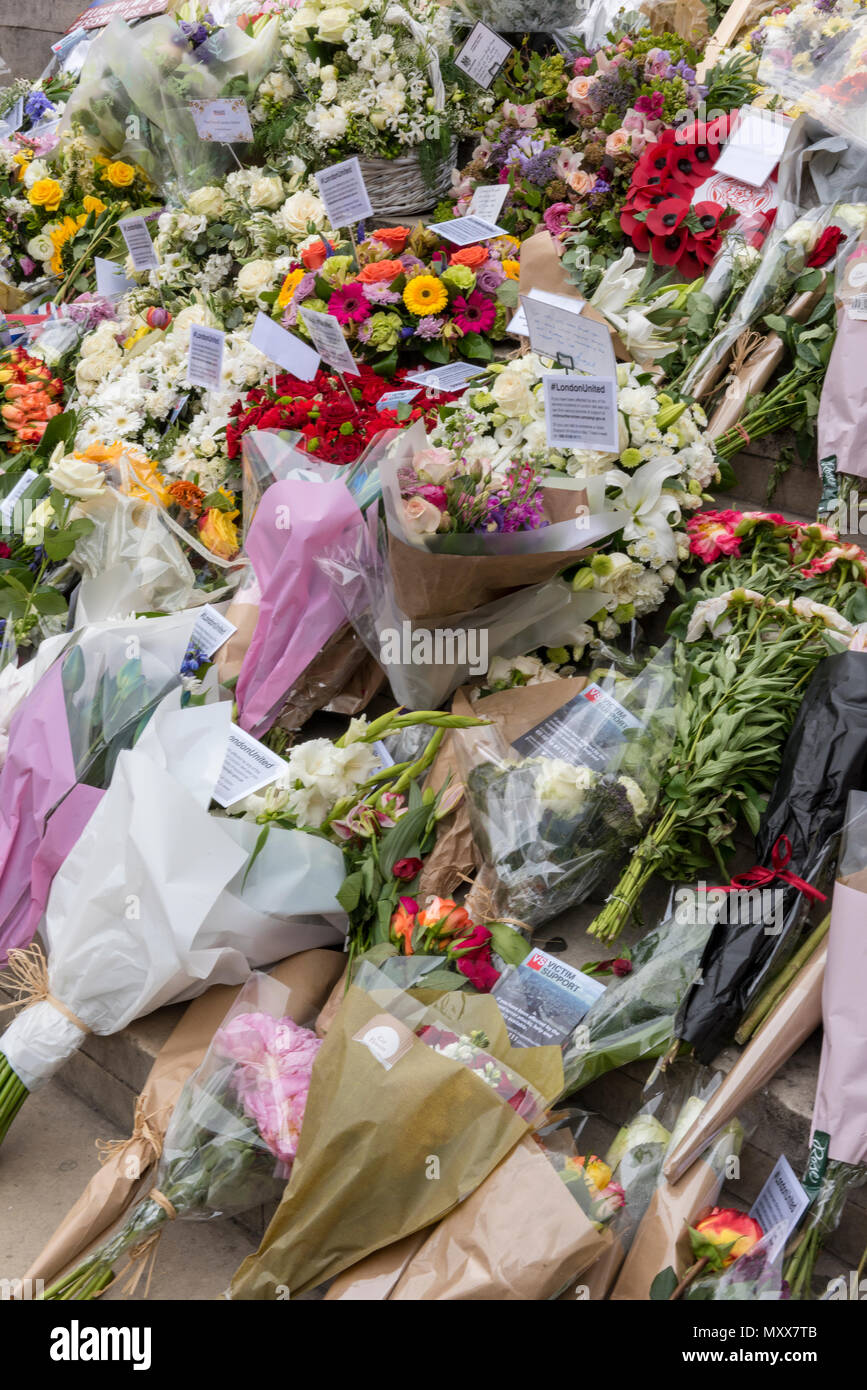 Omaggi floreali e fiori a sinistra al ponte di Londra in occasione del primo anniversario del mercato di Borough attacchi terroristici nella capitale nel 2017. Foto Stock