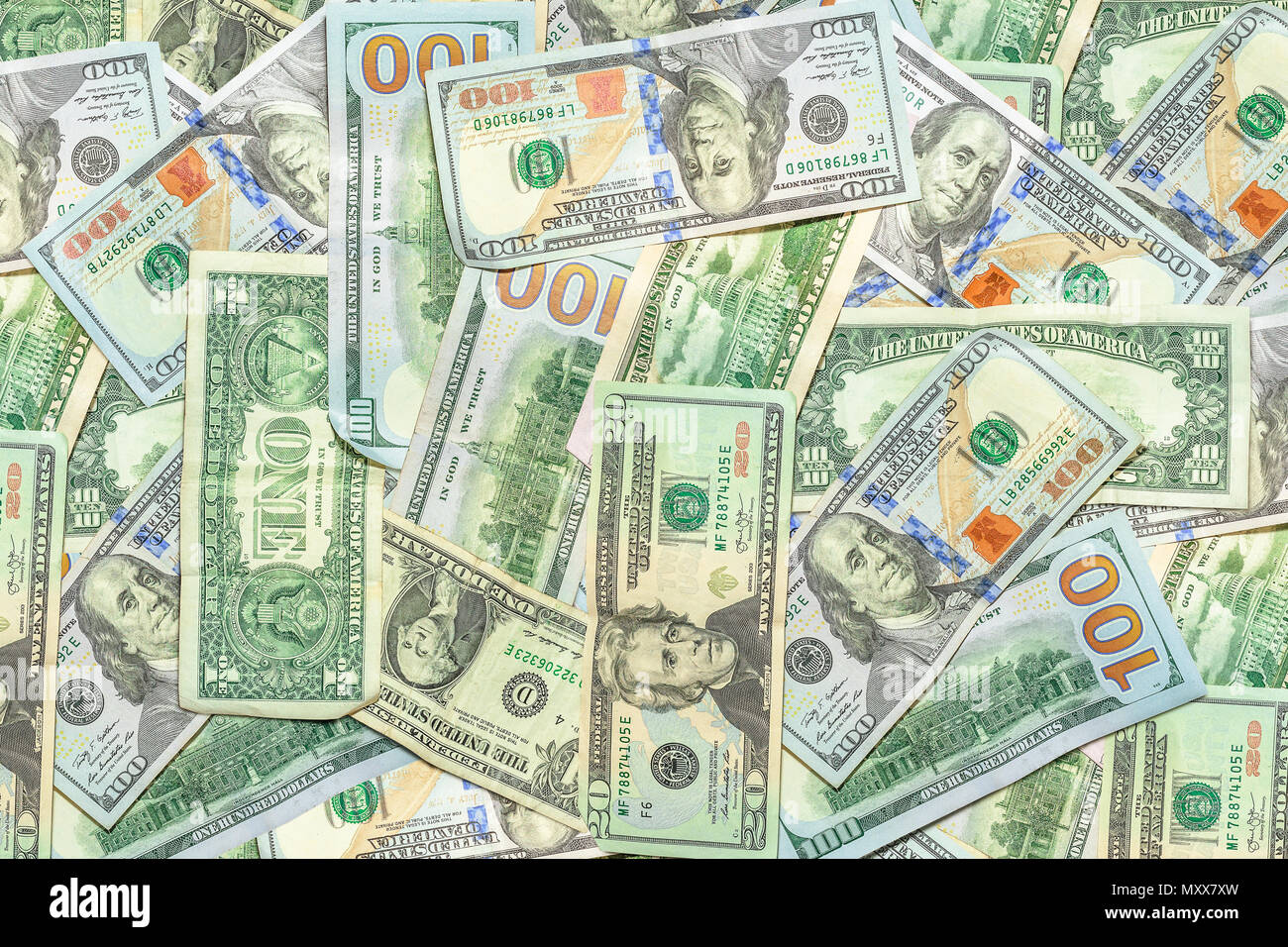 Americano sullo sfondo di banconote di dollari di America, valuta USD. Finanziaria sfondo colorato. Foto Stock