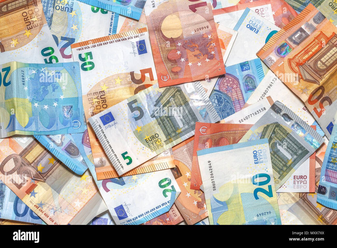 Le banconote in euro sullo sfondo di un euro di Europa, EUR valuta. Finanziaria sfondo colorato. Foto Stock