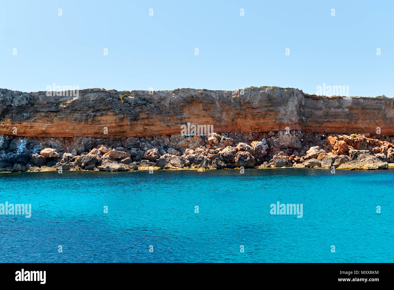 Spiaggia rocciosa e acque turchesi. Isola di Formentera. Isole Baleari. Spagna Foto Stock