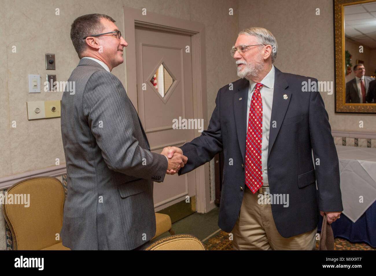 Michael Smith, Vice ispettore generale, Marine Corps base Quantico, saluta Lester D. Roth Jr., assistente ispettore generale per Marine Corps questioni, Ufficio dell'Ispettore Generale del Marine Corps, in corrispondenza del suo pensionamento cerimonia al Fort Myer degli officer di club, Ft. Myer, Va. Il 2 dicembre, 2016. Roth si è ritirato dopo che serve al governo per cinquant'anni. (U.S. Marine Corps photo by Lance Cpl. Paolo A. Ochoa) Foto Stock