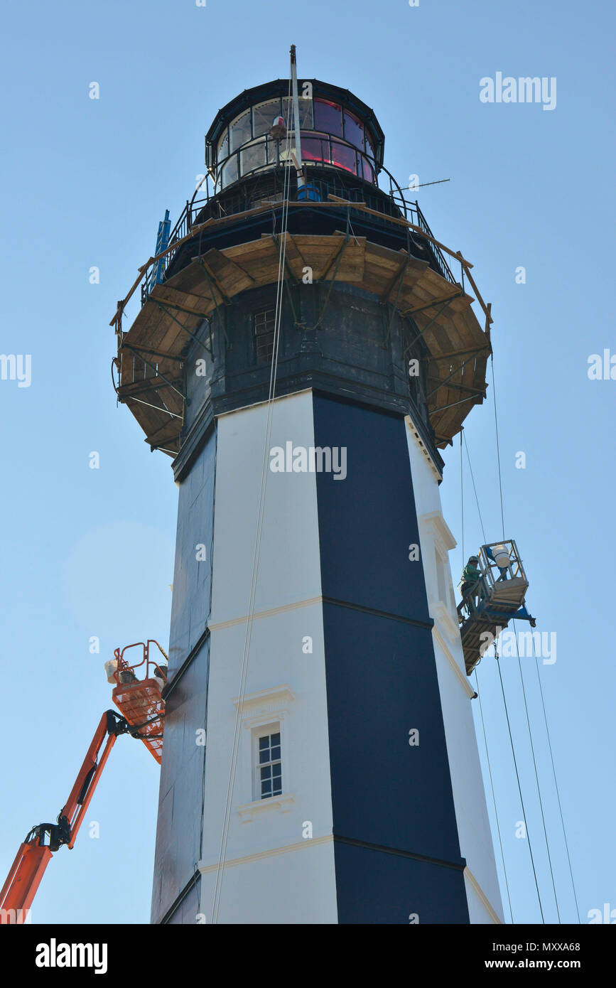 Gli equipaggi con camino International Corporation lavorare per mantenere il nuovo Cape Henry Lighthouse in Virginia Beach, Virginia, nov. 16, 2016. Gli Stati Uniti Coast Guard noleggiati ai contraenti di iniziare a lavorare nel maggio del 2016. (U.S. Coast Guard foto di Sottufficiali di seconda classe Nate Littlejohn) Foto Stock