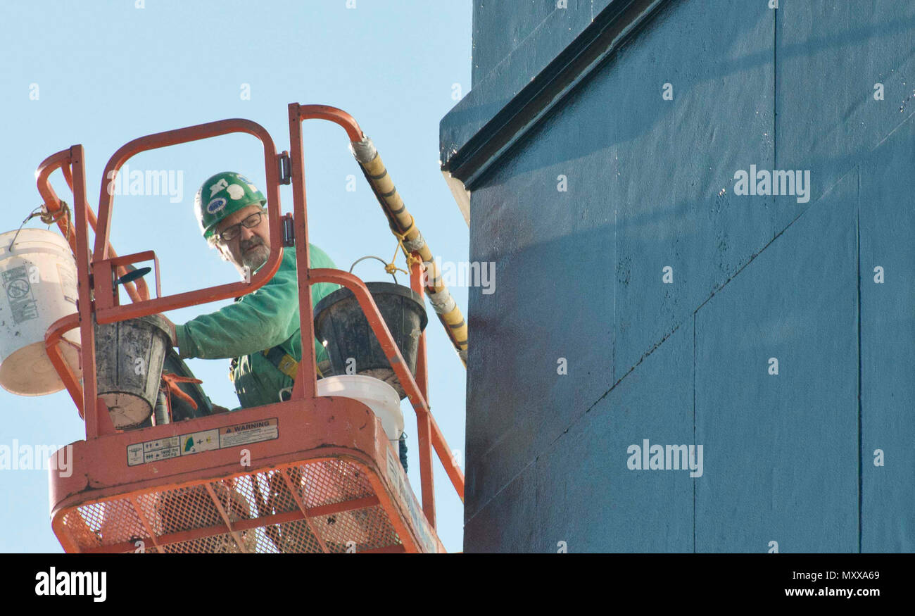 Giuseppe Scarfone, un restauro foreman con camino International Corporation, opere di preservare il nuovo Cape Henry Lighthouse in Virginia Beach, Virginia, nov. 16, 2016. Scarfone è un muratore dal commercio, ma gode di lavorare sui fari. (U.S. Coast Guard foto di Sottufficiali di seconda classe Nate Littlejohn) Foto Stock