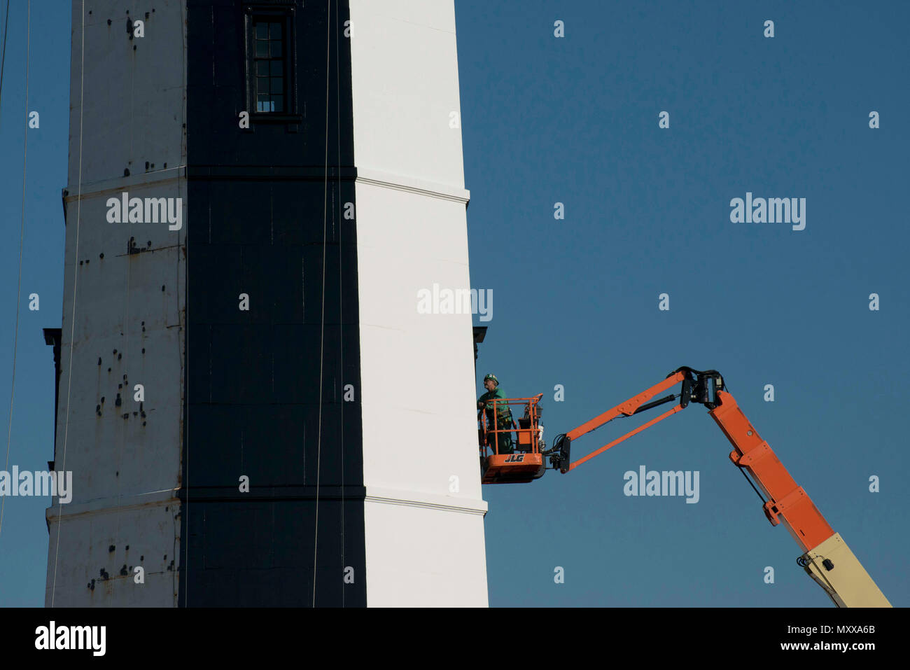 Giuseppe Scarfone, un restauro foreman con camino International Corporation, opere di preservare il nuovo Cape Henry Lighthouse nov. 16, 2016. Scarfone si gode della vista della baia di Chesapeake ingresso mentre lavora. (U.S. Coast Guard foto di Sottufficiali di seconda classe Nate Littlejohn) Foto Stock