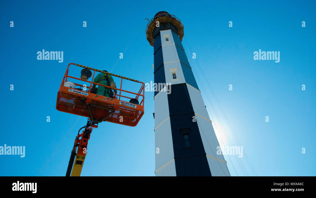 Giuseppe Scarfone, un restauro foreman con camino International Corporation, opere di preservare il nuovo Cape Henry Lighthouse in Virginia Beach, Virginia, nov. 18, 2016. Scarfone si gode della vista della baia di Chesapeake ingresso mentre lavora. (U.S. Coast Guard foto di Sottufficiali di seconda classe Nate Littlejohn) Foto Stock