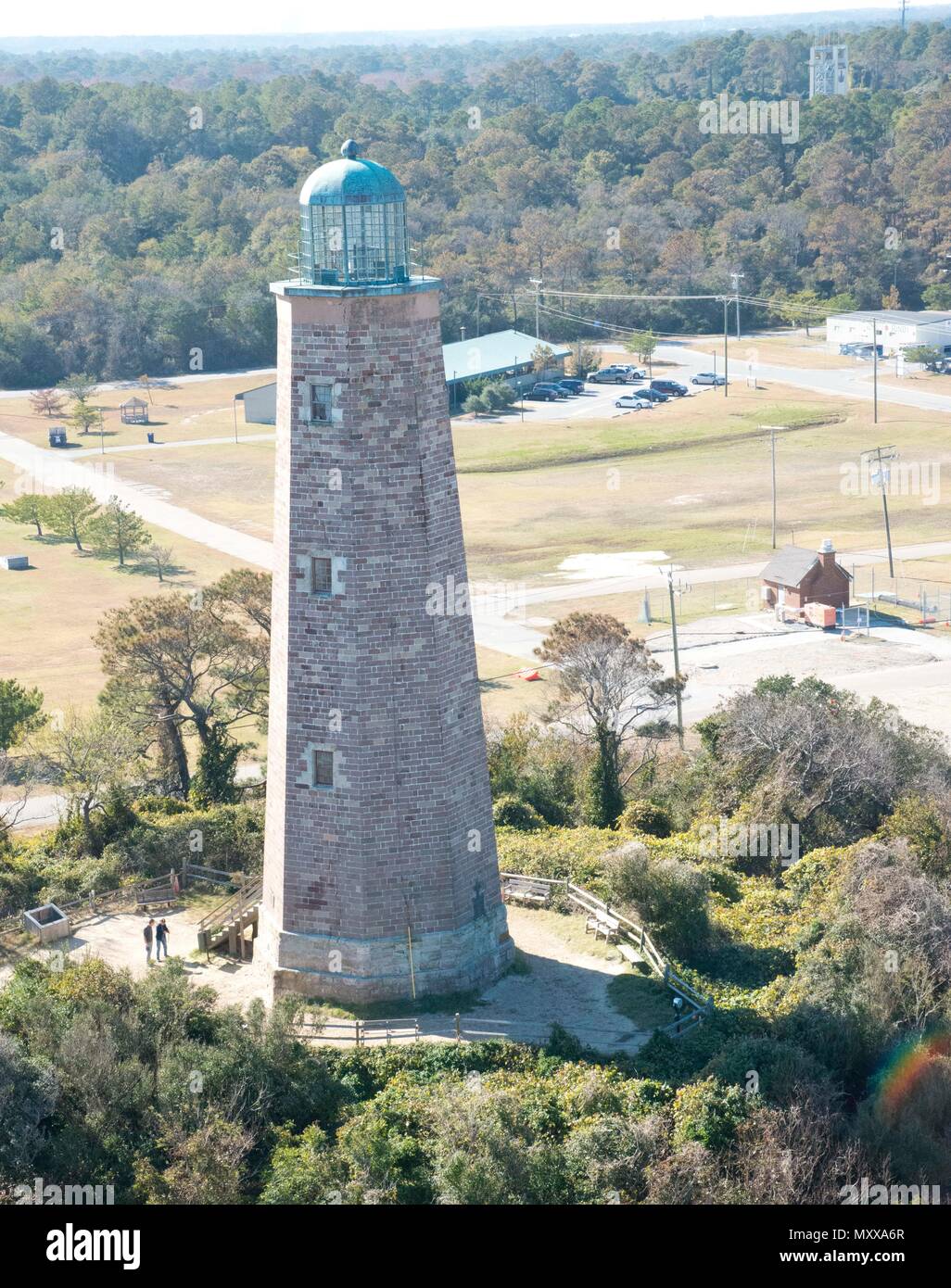 Una vista della vecchia Cape Henry Lighthouse dalla cima del nuovo faro in Virginia Beach, Virginia, nov. 18, 2016. Oggi il vecchio Cape Henry Lighthouse è di proprietà e gestito dalla conservazione Virginia, una organizzazione privata senza scopo di lucro e statewide conservazione storica gruppo. (U.S. Coast Guard foto di Sottufficiali di seconda classe Nate Littlejohn) Foto Stock