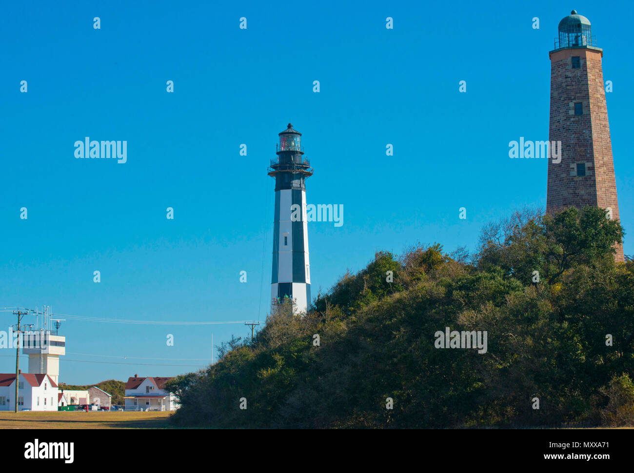 Una vista della vecchia Cape Henry Lighthouse (a destra), il nuovo faro e la proprietà in Virginia Beach, Virginia, nov. 18, 2016. Il nuovo Cape Henry LIghthouse è di proprietà da parte del governo degli STATI UNITI Coast Guard ma non aperta al pubblico. (U.S. Coast Guard foto di Sottufficiali di seconda classe Nate Littlejohn) Foto Stock