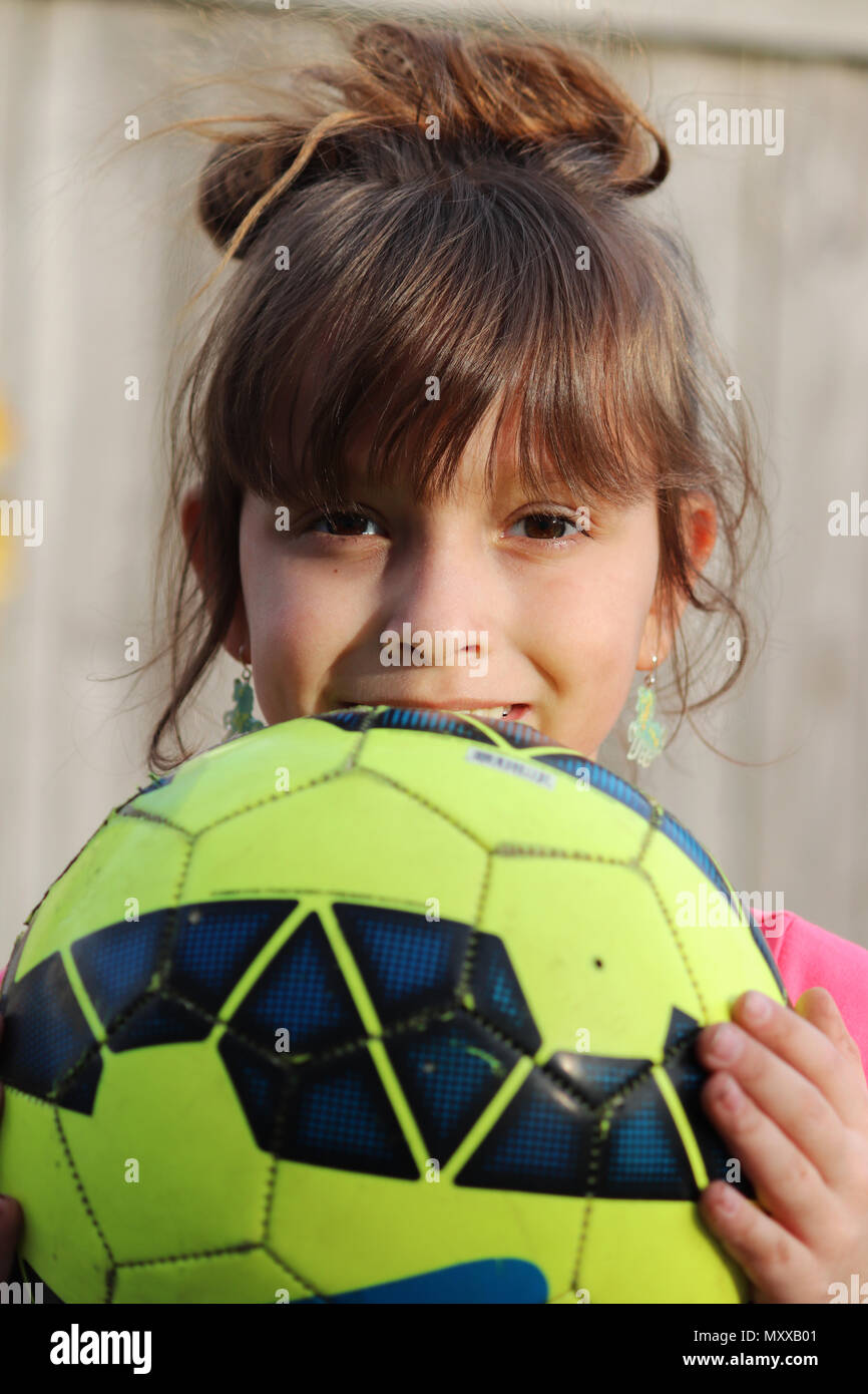 Bambina con pallone da calcio Foto stock - Alamy