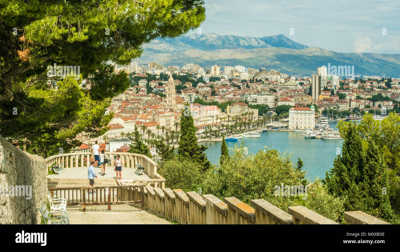 Vista dalla collina Marjan / Marjan Park su Split e il suo porto, Croazia Foto Stock