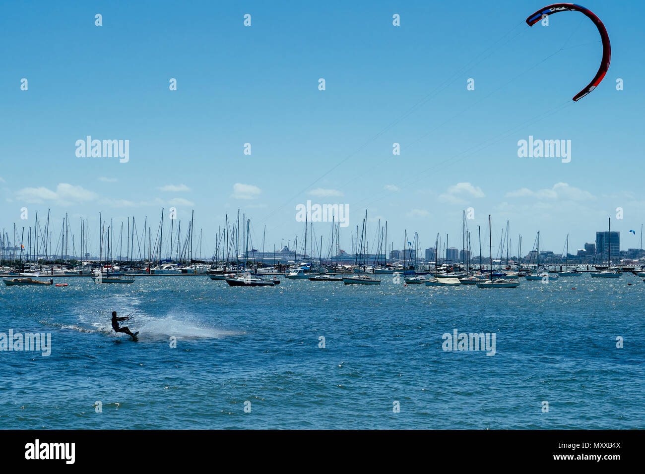 Kite surfer in azione in Port Phillip Bay da St Kilda marina e Pier, Melbourne, Victoria, Australia Foto Stock