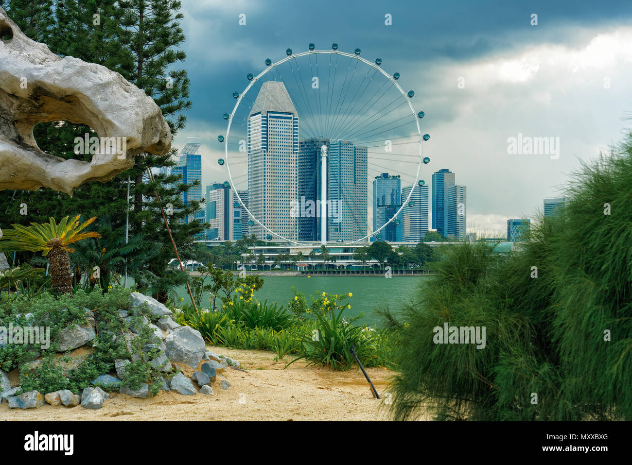 Singapore Flyer da giardini dalla baia Foto Stock