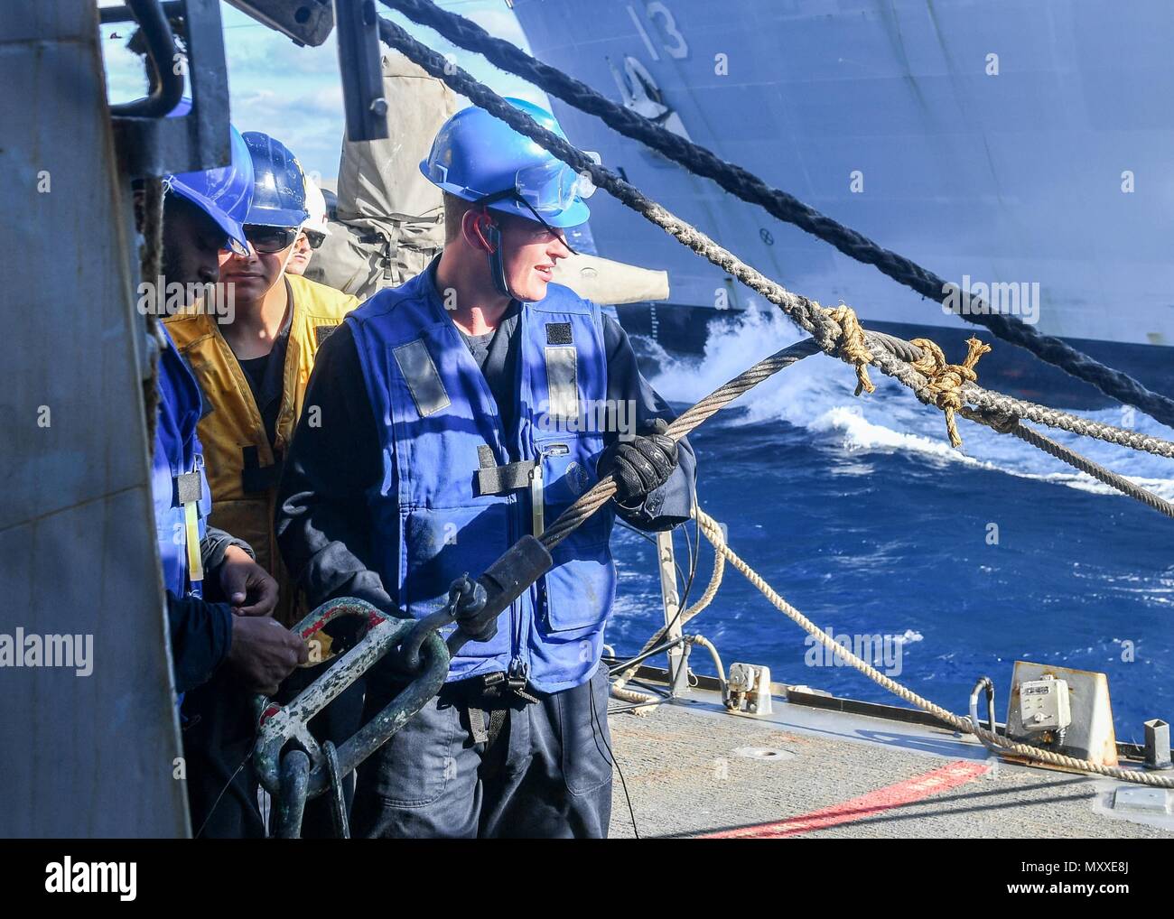 161208-N-ZY039-063 OCEANO ATLANTICO (dec. n. 8, 2016) Petty Officer di terza classe Tate Blankenship si prepara a fissare un pellicano gancio a bordo guidato-missile destroyer USS Laboon (DDG 58) durante un rifornimento in mare con la forza militare di comando Sealift carichi secchi e munizioni nave USNS Medgar Evers (T-AKE 13). Laboon è in corso un conduttore composito unità di formazione Esercizio (COMPTUEX) con il George H. W. Bush Carrier Strike gruppo in preparazione per una prossima distribuzione. (U.S. Navy foto di Sottufficiali di terza classe J. R. DiNiro/ rilasciato) Foto Stock