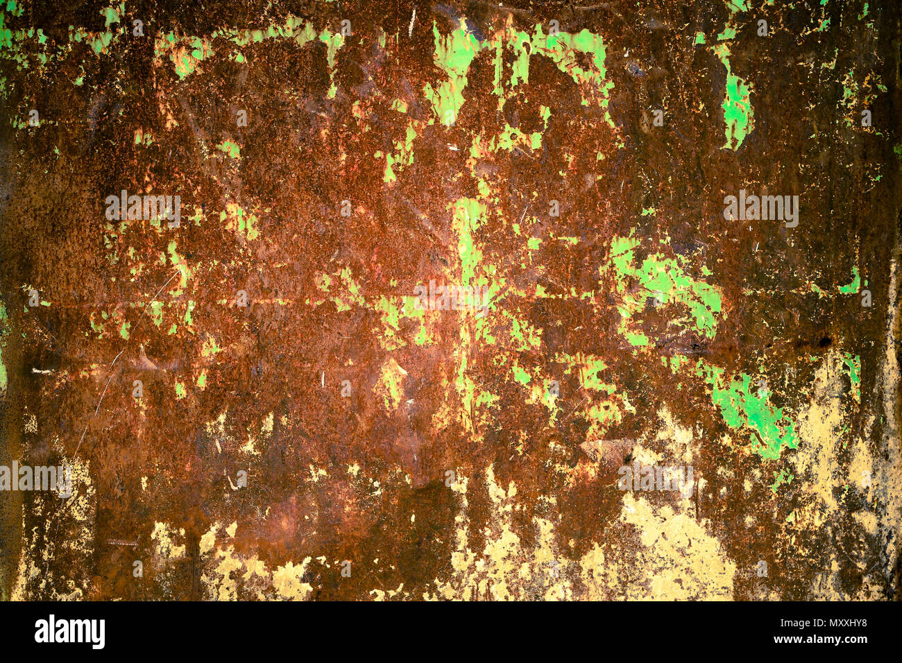 Rusty e grungy ferro metallico a parete a piastra con il tipico di ossido ferrico rosso e verde con rivestimento di pelatura e graffi sullo sfondo di texture. Foto Stock