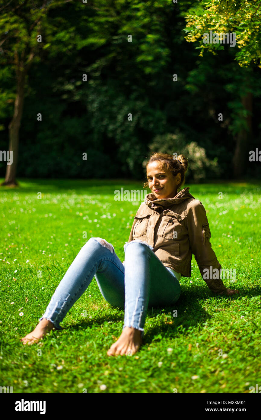 Ritratto di una donna sorridente in un parco pubblico, Lussemburgo Foto Stock