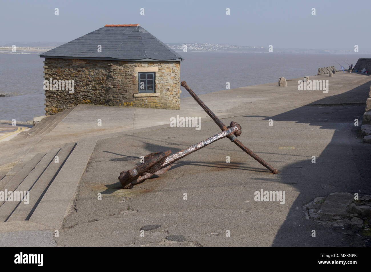 Porthcawl, DI MID GLAMORGAN, GALLES, UK. Il 14 aprile 2018. Regno Unito. Regno Unito Meteo. Porthcawl Harbour, indicazioni stradali a Porthcawl lungomare in una giornata di sole queuing fo Foto Stock