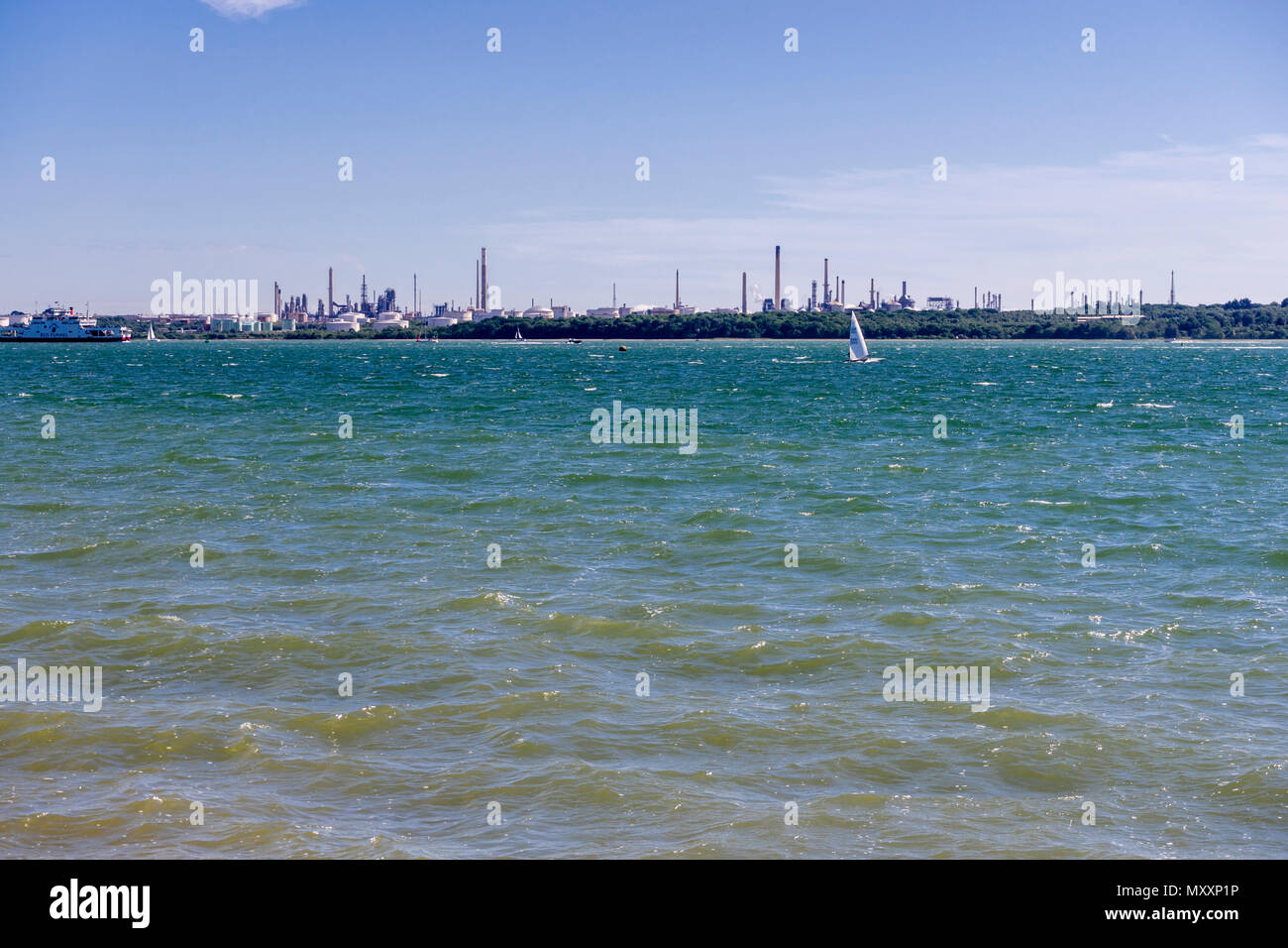 Vista sulle acque di Southampton fino alla raffineria di Fawley dalla spiaggia di Netley, Netley, giugno 2018, Southampton, Inghilterra Foto Stock