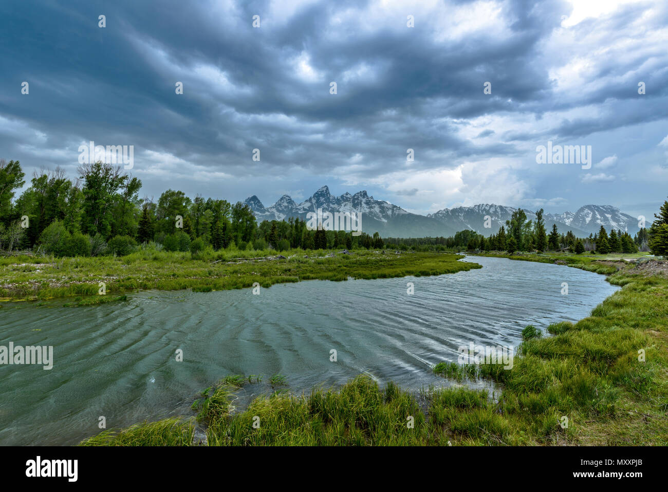 Stormy Snake River - Molla pomeriggio tempesta muovendo su Snake River a base di Teton gamma nel Parco Nazionale di Grand Teton, Wyoming negli Stati Uniti. Foto Stock