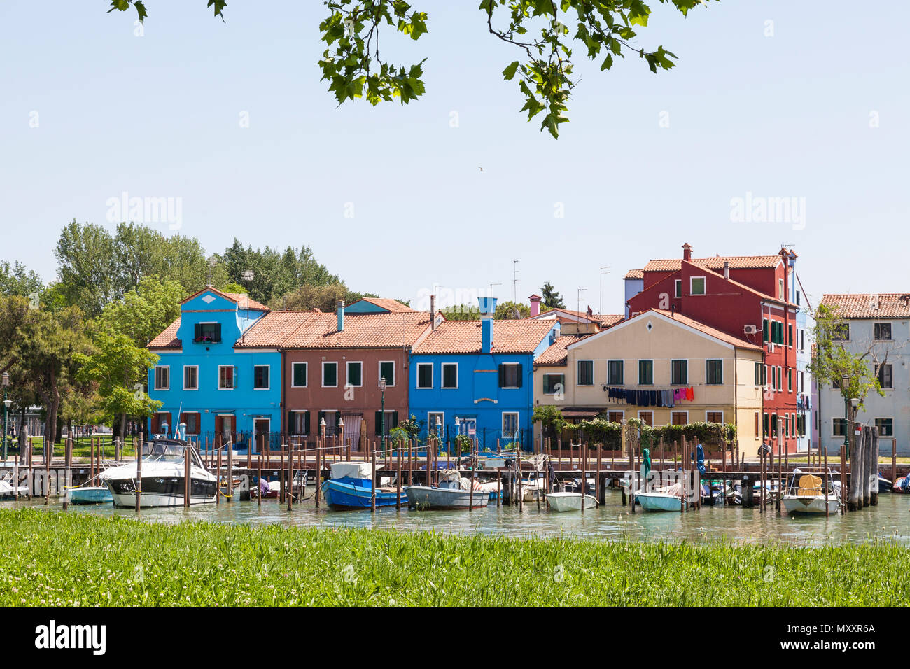 La piccola barca marina e case colorate in primavera, Isola di Burano , Venezia, Veneto, Italia Foto Stock