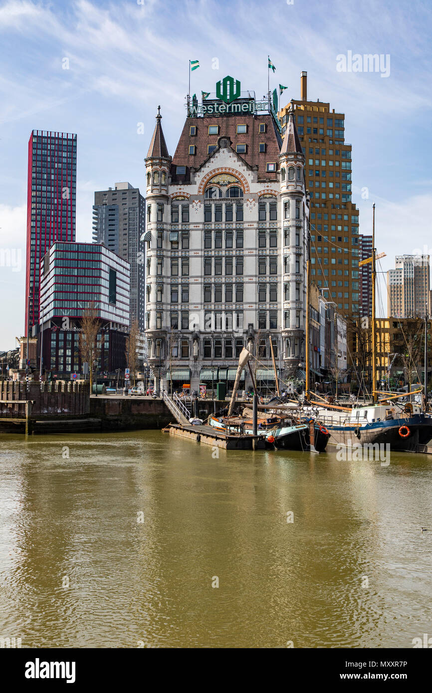 Il centro di Rotterdam, Oude Haven, porto storico, navi storiche, Witte Huis, moderni edifici per uffici, grattacieli, Paesi Bassi, Foto Stock