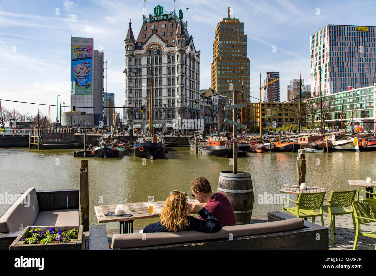 Il centro di Rotterdam, Oude Haven, porto storico, navi storiche, Witte Huis, moderni edifici per uffici, grattacieli, Paesi Bassi, beer garden, Foto Stock