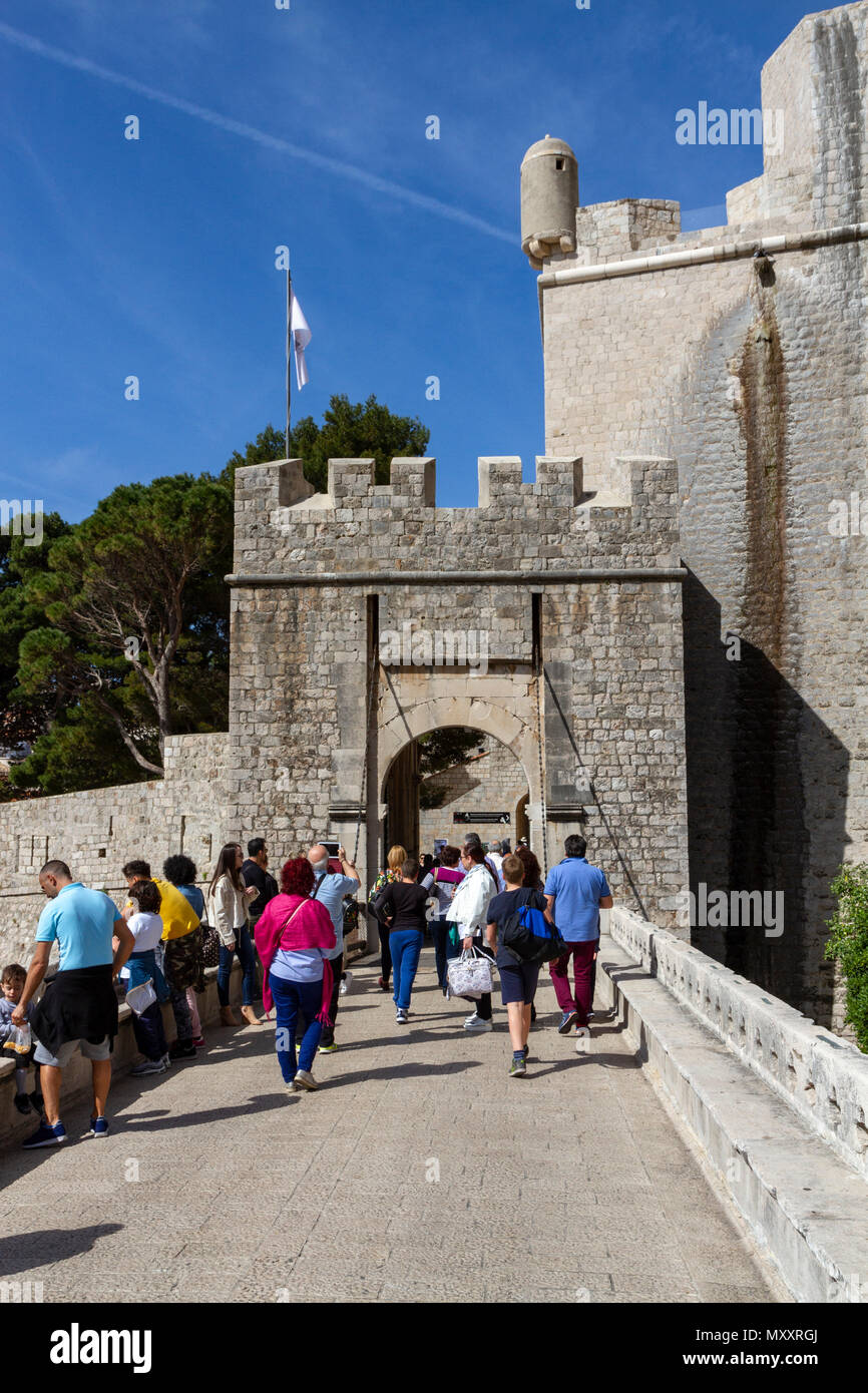 Il Gate Ploče, dell'ingresso orientale della città storica di Dubrovnik, Croazia. Foto Stock