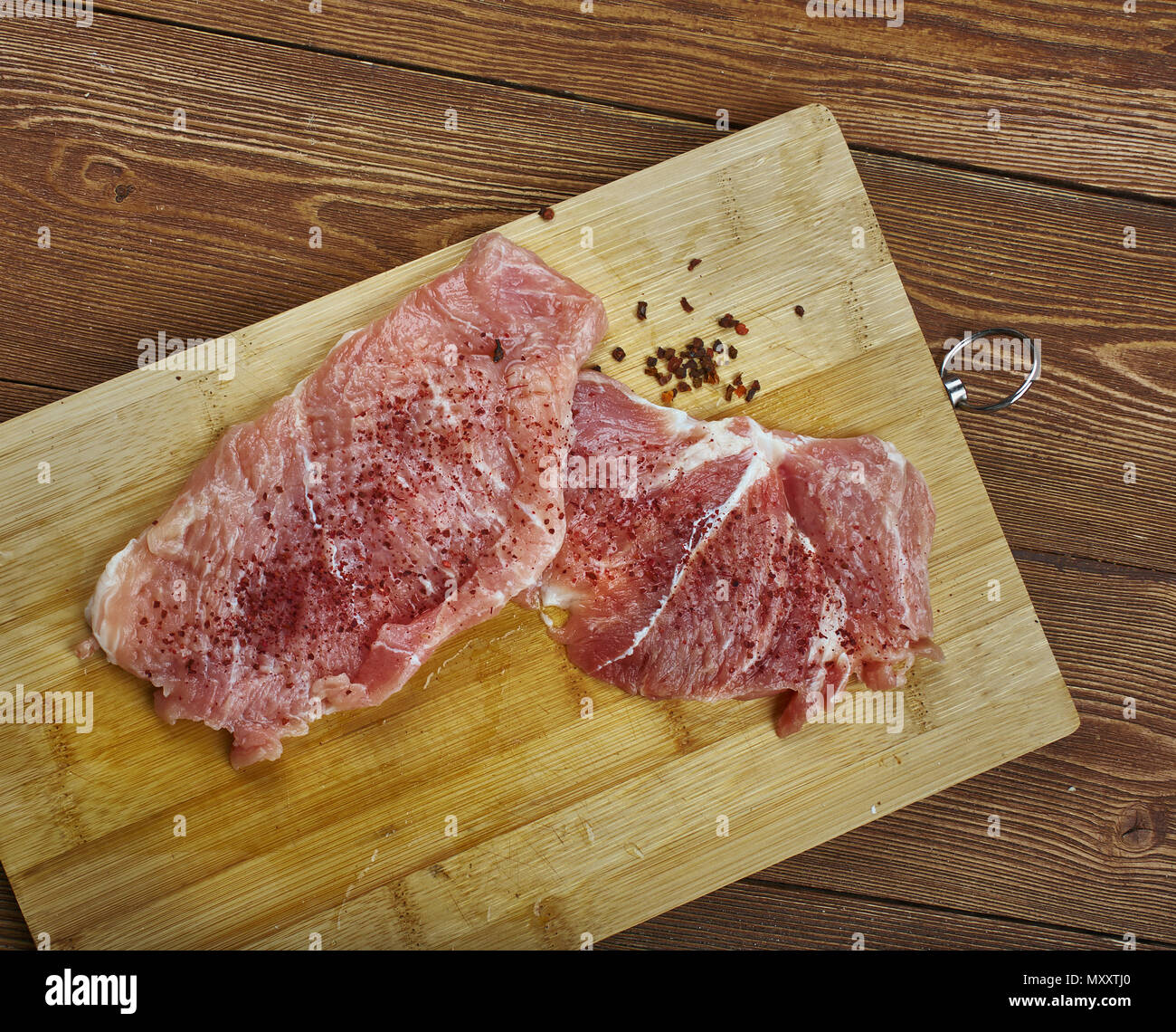 Materie di carne tagliata su una tavola di legno. Bocconcini di maiale per trita , cucina tritare la carne di maiale, Foto Stock