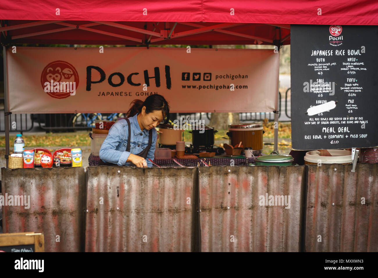 London, Regno Unito - Ottobre 2017. Giapponese street food stallo a Brockley mercato contadino locale mercato organizzato ogni sabato a Lewisham. Formato orizzontale. Foto Stock