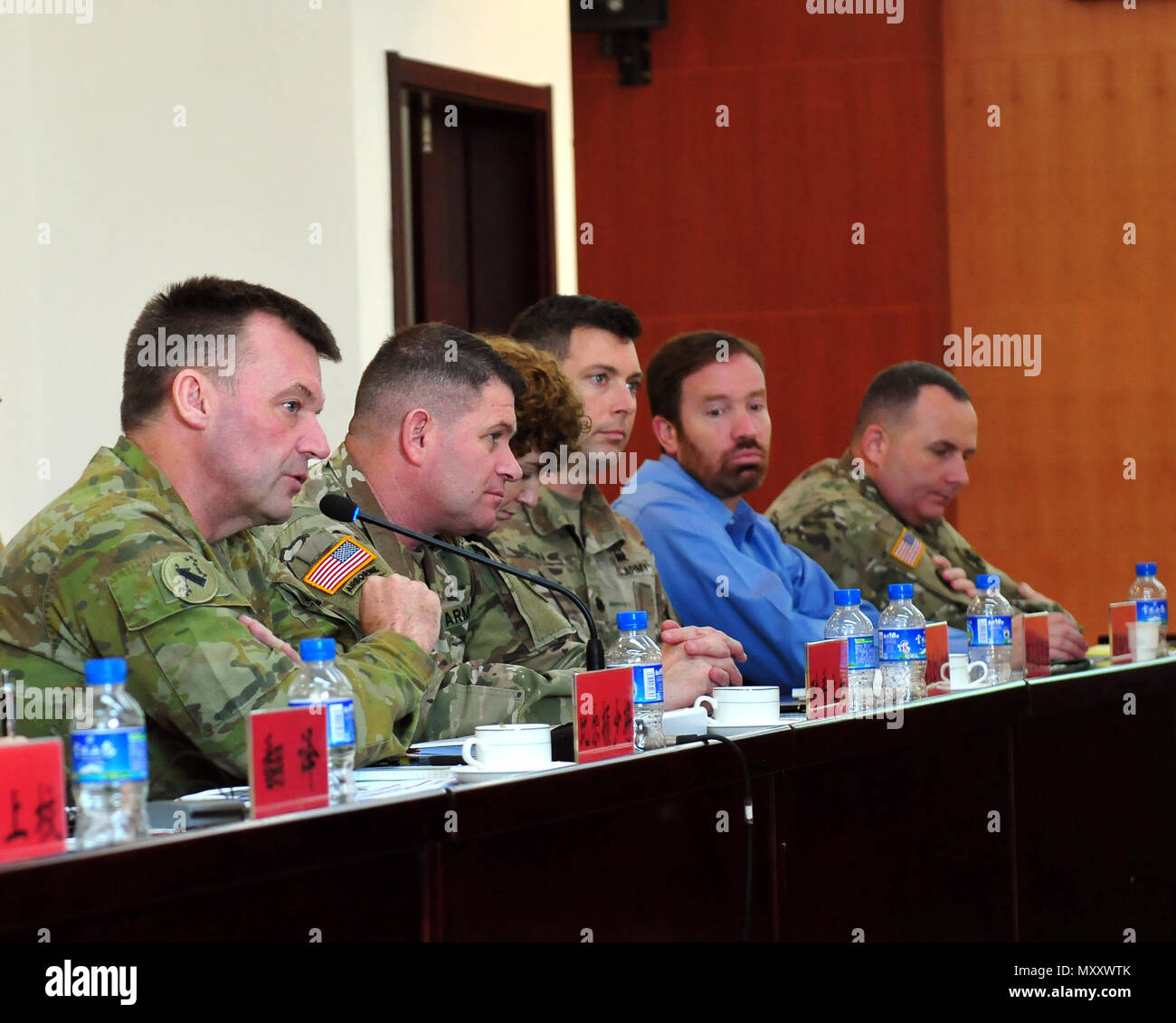 Il Mag. Gen. Gregorio Bilton (sinistra), il vice Comandante generale degli Stati Uniti Pacifico esercito, risponde alle domande durante un esperto del dialogo accademico come parte della dodicesima edizione USA-Cina la gestione del disastro Exchange Novembre 13-19 a Kunming, nella provincia dello Yunnan, Repubblica Popolare Cinese. L annuale esercito degli Stati Uniti del Pacifico (USARPAC) la cooperazione in materia di sicurezza evento con l'Esercito di Liberazione del Popolo (PLA) è un opportunità per condividere l'assistenza umanitaria/Disaster Relief lezioni apprese dal mondo reale eventi e migliorare gli Stati Uniti e il disastro cinese di funzionalità di gestione. (U.S. Foto dell'esercito da Staff Sgt. Michael brevetti Behl ed Foto Stock