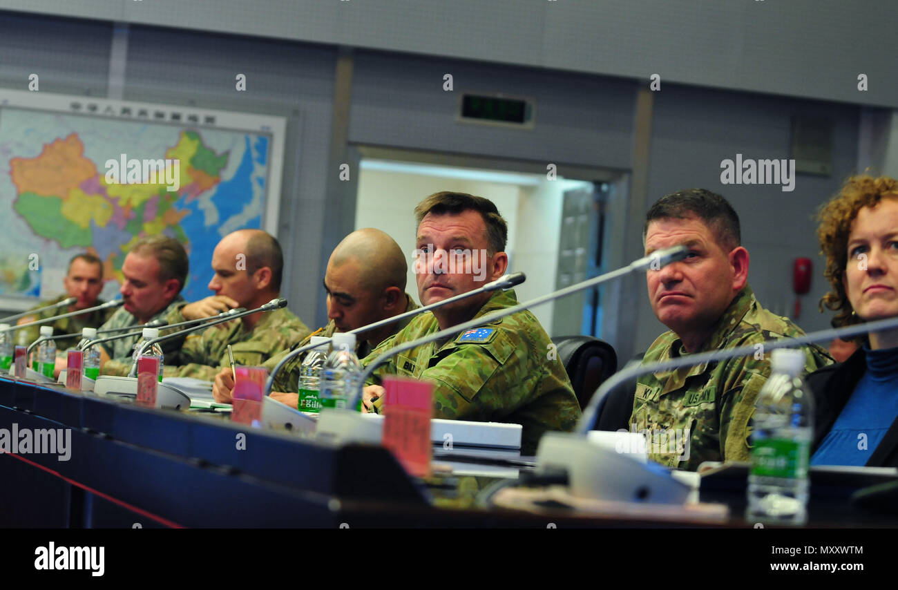 I membri del servizio e civili provenienti da tutta U.S. Pacifico esercito ha partecipato al fianco di membri dei popoli dell Esercito di liberazione per un esperto del dialogo accademico come parte della dodicesima edizione USA-Cina la gestione del disastro Exchange Novembre 13-19 a Kunming, nella provincia dello Yunnan, Repubblica Popolare Cinese. L annuale esercito degli Stati Uniti del Pacifico (USARPAC) la cooperazione in materia di sicurezza evento con l'Esercito di Liberazione del Popolo (PLA) è un opportunità per condividere l'assistenza umanitaria/Disaster Relief lezioni apprese dal mondo reale eventi e migliorare gli Stati Uniti e il disastro cinese di funzionalità di gestione. (U.S. Foto dell'esercito da Sta Foto Stock