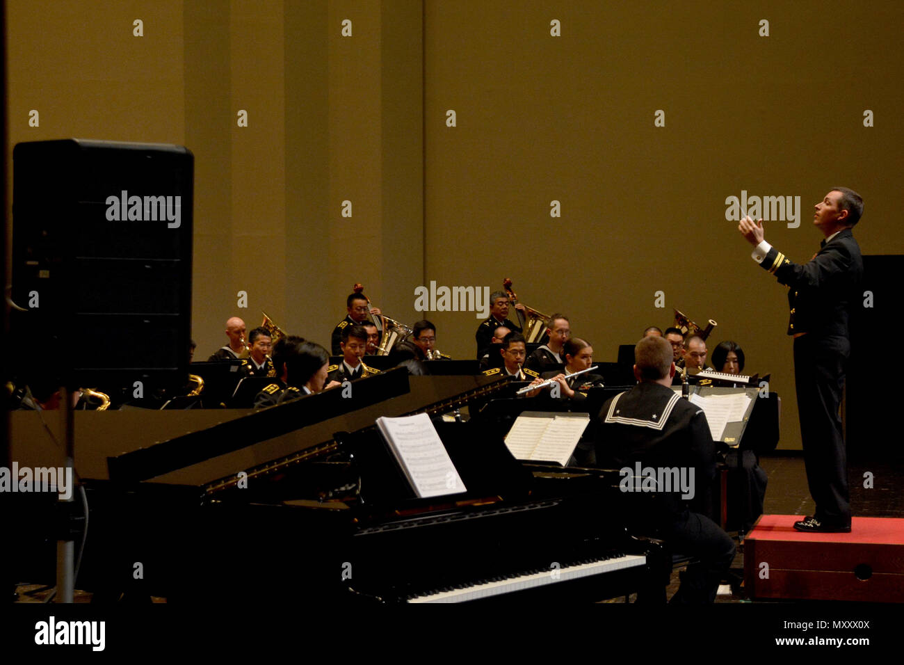 161212-N-XN177-372 Yokosuka, Giappone (dec. n. 12, 2016) - Lt. Brian Chaplow conduce un combinato di U.S. 7 e la flotta marittima Giapponese Forza di Autodifesa (JMSDF) vacanza concerto presso la Yokosuka Arts Center. 7 Banda della flotta che opera a le attività della flotta (FLEACT) Yokosuka. FLEACT Yokosuka fornisce, mantiene e gestisce servizi di base e servizi a sostegno del settimo della flotta di inoltro distribuito le forze navali, 83 comandi tenant e 24.000 militari e civili. (U.S. Navy foto di Sottufficiali di prima classe Pietro Burghart/rilasciato) Foto Stock