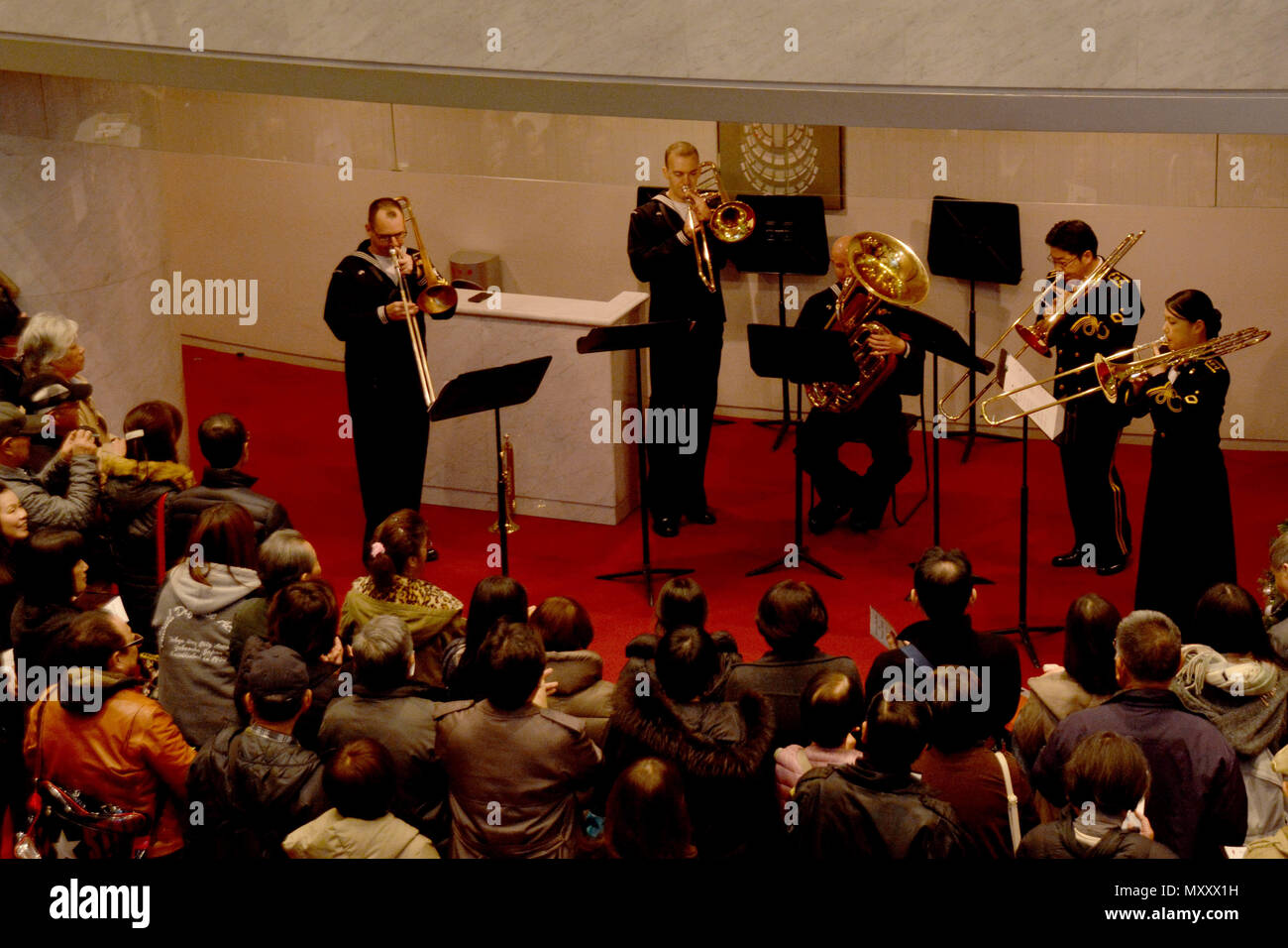 161212-N-XN177-063 Yokosuka, Giappone (dec. n. 12, 2016) - Membri STATI UNITI 7 e la flotta marittima Giapponese Forza di Autodifesa (JMSDF) gruppi suonano per gli ospiti nella lobby del Yokosuka Arts Center durante un concerto di vacanza. 7 Banda della flotta che opera a le attività della flotta (FLEACT) Yokosuka. FLEACT Yokosuka fornisce, mantiene e gestisce servizi di base e servizi a sostegno del settimo della flotta di inoltro distribuito le forze navali, 83 comandi tenant e 24.000 militari e civili. (U.S. Navy foto di Sottufficiali di prima classe Pietro Burghart/rilasciato) Foto Stock