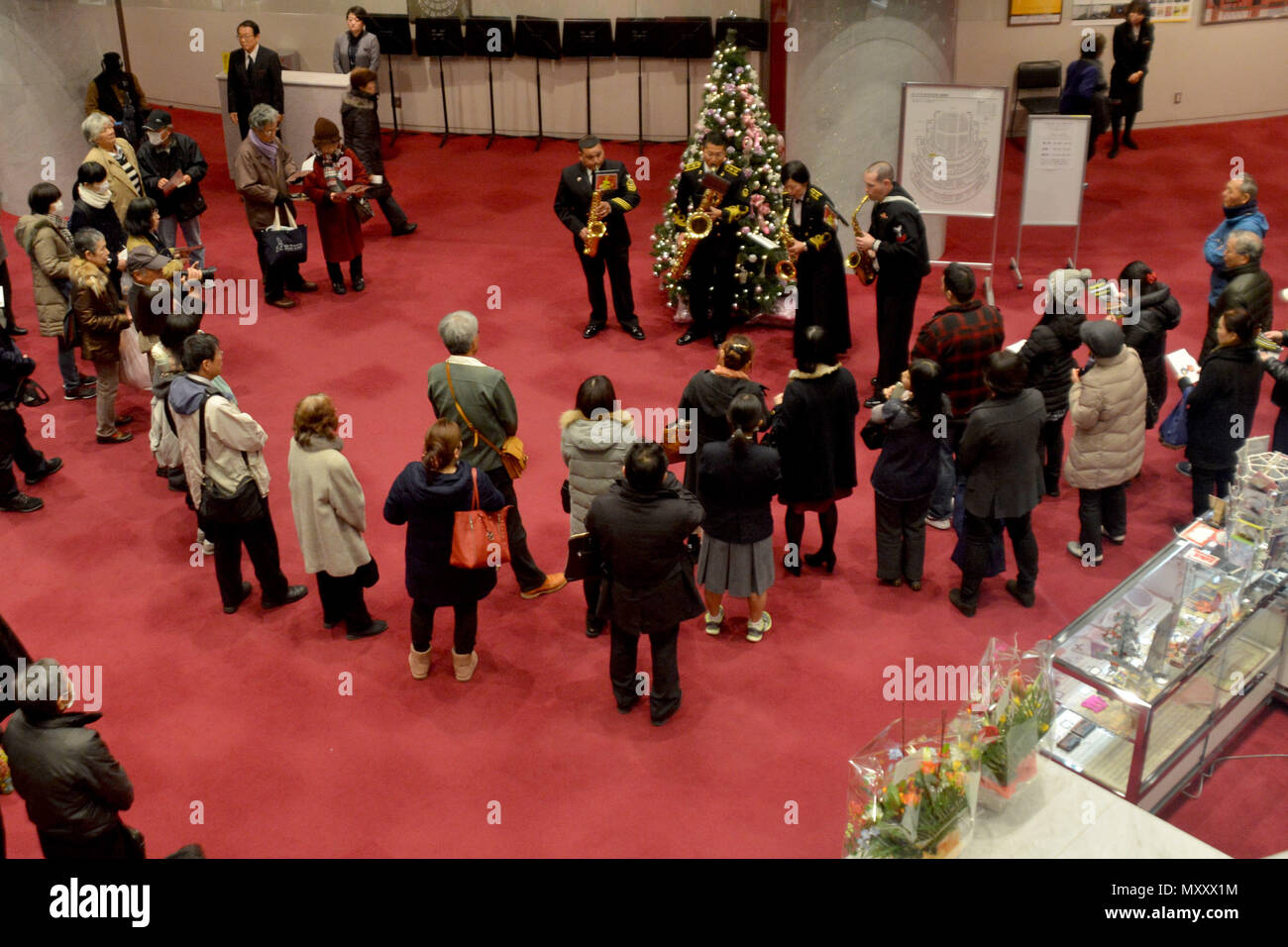 161212-N-XN177-038 Yokosuka, Giappone (dec. n. 12, 2016) Membri STATI UNITI 7 e la flotta marittima Giapponese Forza di Autodifesa (JMSDF) gruppi suonano per gli ospiti nella lobby del Yokosuka Arts Center durante un concerto di vacanza. 7 Banda della flotta che opera a le attività della flotta (FLEACT) Yokosuka. FLEACT Yokosuka fornisce, mantiene e gestisce servizi di base e servizi a sostegno del settimo della flotta di inoltro distribuito le forze navali, 83 comandi tenant e 24.000 militari e civili. (U.S. Navy foto di Sottufficiali di prima classe Pietro Burghart/rilasciato) Foto Stock
