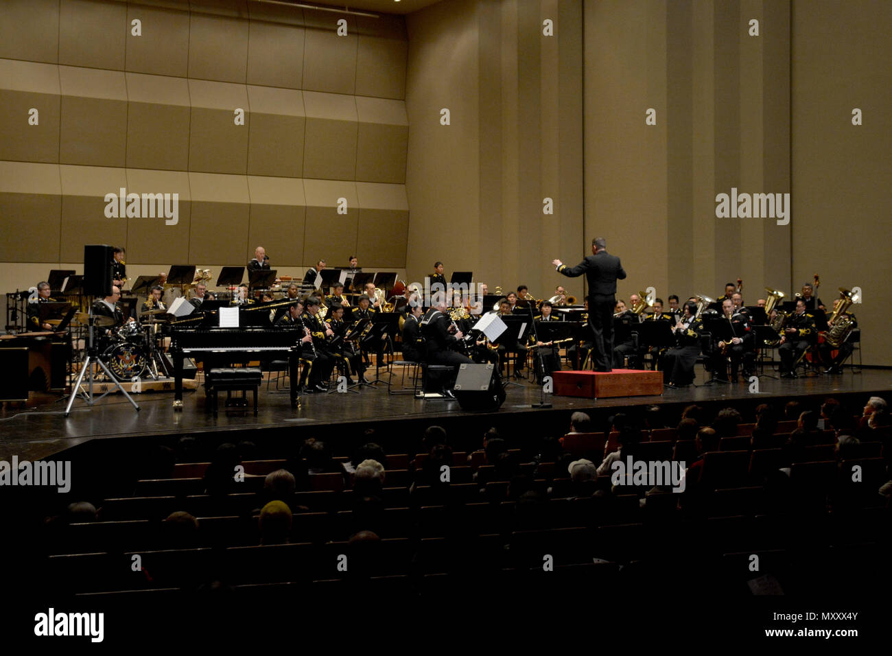 161212-N-XN177-313 Yokosuka, Giappone (dec. n. 12, 2016) - Membri STATI UNITI 7 e la flotta marittima Giapponese Forza di Autodifesa (JMSDF) gruppi suonano durante una vacanza in concerto al Yokosuka Arts Center. La band lavora fuori di attività della flotta (FLEACT) Yokosuka. FLEACT Yokosuka fornisce, mantiene e gestisce servizi di base e servizi a sostegno del settimo della flotta di inoltro distribuito le forze navali, 83 comandi tenant e 24.000 militari e civili. (U.S. Navy foto di Sottufficiali di prima classe Pietro Burghart/rilasciato) Foto Stock