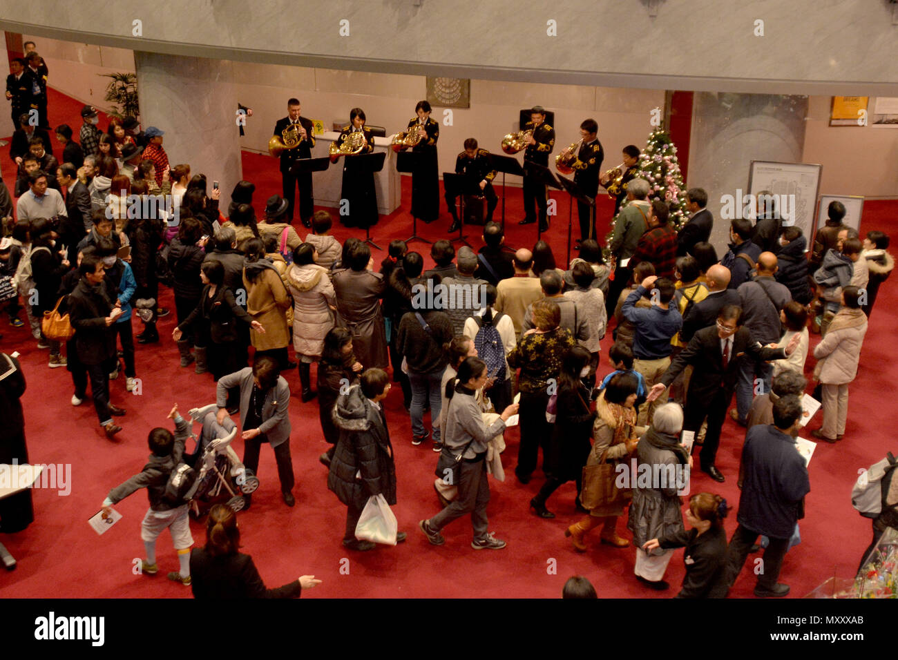 161212-N-XN177-094 Yokosuka, Giappone (dec. n. 12, 2016) - Membri STATI UNITI 7 e la flotta marittima Giapponese Forza di Autodifesa (JMSDF) gruppi suonano per gli ospiti nella lobby del Yokosuka Arts Center durante un concerto di vacanza. 7 Banda della flotta che opera a le attività della flotta (FLEACT) Yokosuka. FLEACT Yokosuka fornisce, mantiene e gestisce servizi di base e servizi a sostegno del settimo della flotta di inoltro distribuito le forze navali, 83 comandi tenant e 24.000 militari e civili. (U.S. Navy foto di Sottufficiali di prima classe Pietro Burghart/rilasciato) Foto Stock