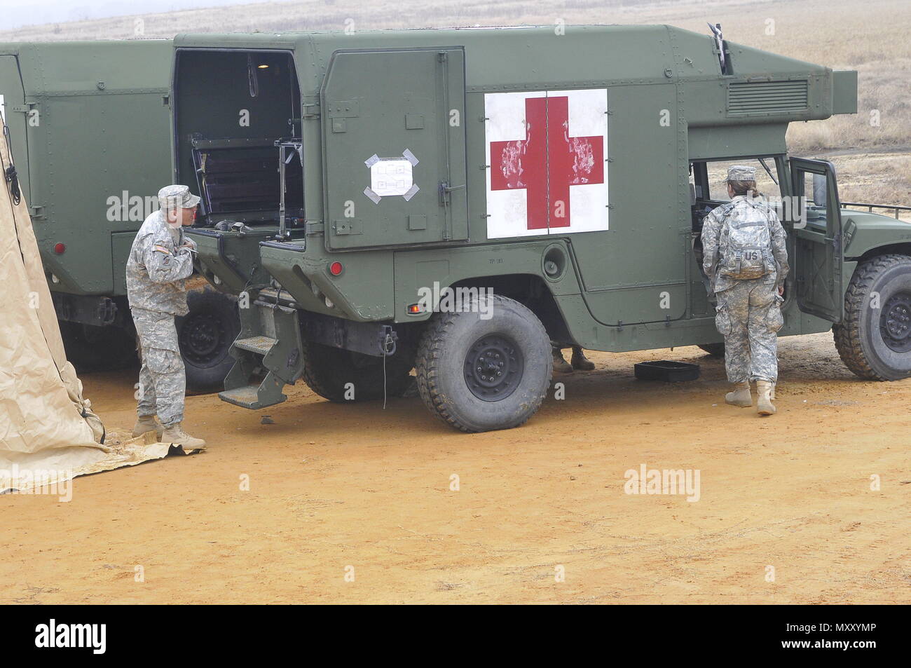 I soldati delle 396 società MEDICA DI WINSTON SALEM, North Carolina, Steralize loro FLA durante il posto di comando funzionamento aspetto del funzionamento del giocattolo goccia XIX. (U.S. Esercito foto di Sgt. 1. Classe Stephen Crofoot, Esercito degli Stati Uniti per gli affari civili e le operazioni psicologiche il comando [Airborne]) Foto Stock