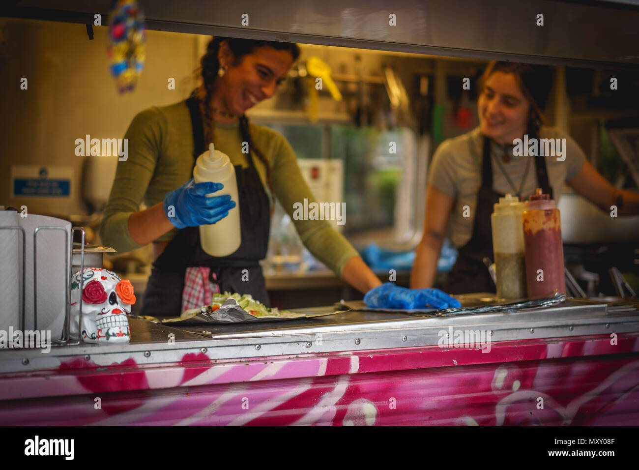 London, Regno Unito - Ottobre 2017. Mexican street food in stallo Brockley mercato, un cibo locale mercato organizzato ogni sabato a Lewisham. Formato orizzontale. Foto Stock