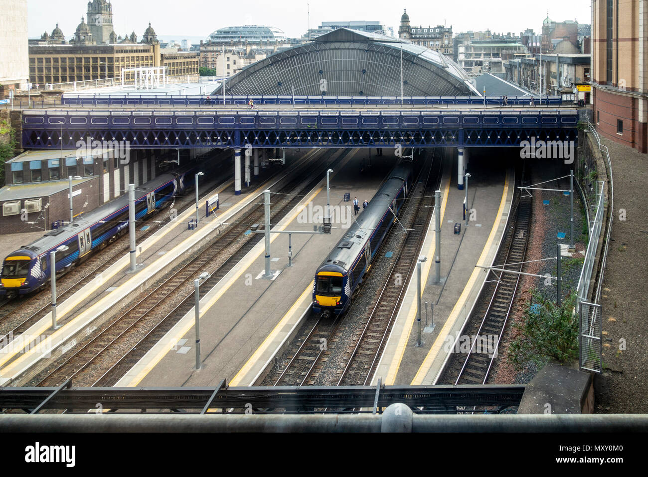 Due treni Scotrail nella stazione di Queen Street, la seconda più grande stazione di Glasgow, Scozia, nel centro della citta'. Foto Stock