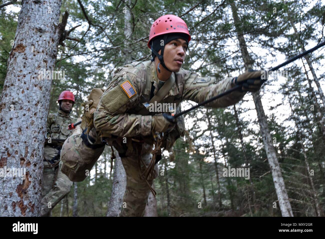 Un U.S. Soldato dell'esercito con il plotone Scout, 2° Battaglione, 503rd Reggimento di Fanteria, 173rd Airborne Brigade corda si arrampica attraverso il burrone durante il Tedesco Mountain Warfare Formazione in Seinsbach Gorge, Mittenwald, Germania 8 dicembre, 2016. La guerra di montagna della formazione è stata condotta dal 05-16 dicembre, a sviluppare le competenze in terreni di montagna con operazioni di ricognizione e in condizioni di freddo intenso tecniche di sopravvivenza. Questo corso di formazione è stato al fianco di altri alleati della NATO tra cui il tedesco, polacco, lituano, lettone ed Estone eserciti. (U.S. Esercito foto di Natanaele Mercado) Foto Stock